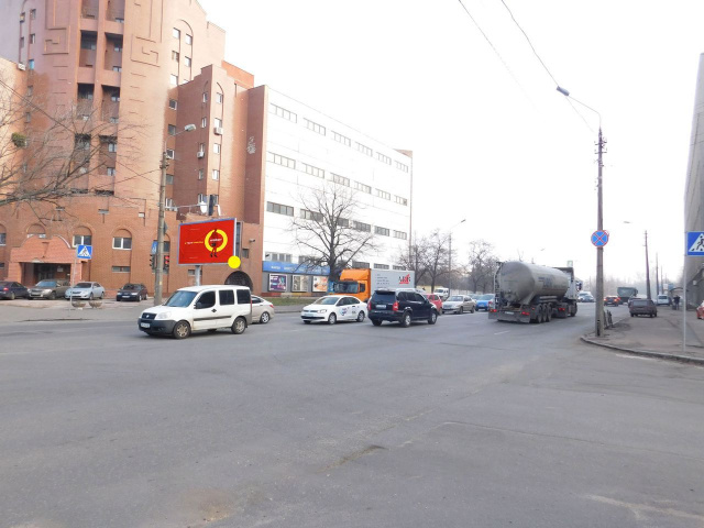 Призма 6x3,  Скляренко вул., на перехресті з Куренівською вул., в центр