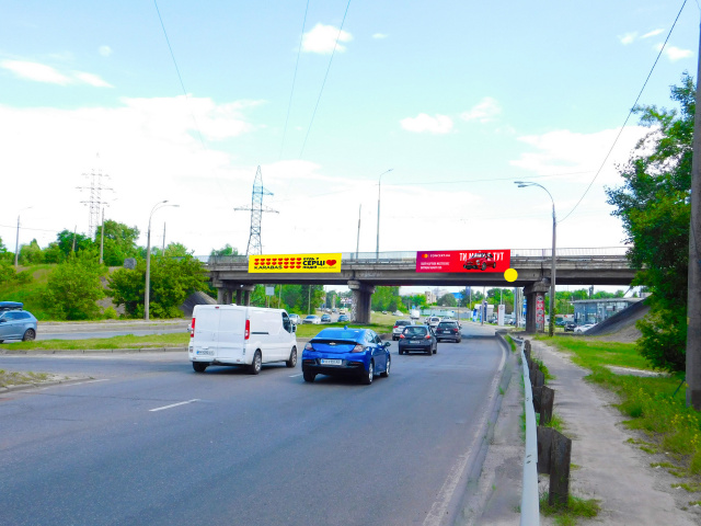 Міст 8x2,  Шляхопровід на перетині вул. Добрининської та Богатирської, в напрямку до центру (праворуч)